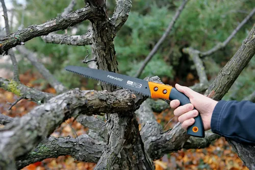 Vista 2 de Fiskars - Sierra de podar y cortador de ramas de árbol, 13 pulgadas, color negro y naranja Herramienta de corte de árbol de mango fijo, sierra