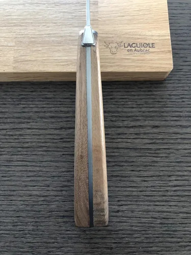 Vista 5 de Laguiole en Aubrac Cuchillo de queso hecho a mano 'Le Buron' KMF99NOI/LZB1 Mango de nogal