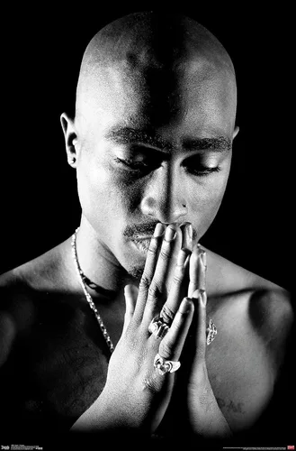 Vista 9 de Trends International Tupac - Póster de pared rezando, 14.725 x 22.375 pulgadas, versión enmarcada de madera de granero