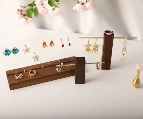 Vista 6 de GemeShou Exhibidor de aretes de madera para vender joyas, aretes de aro en T, soporte de aretes de tuerca Soporte de nogal con barra de latón