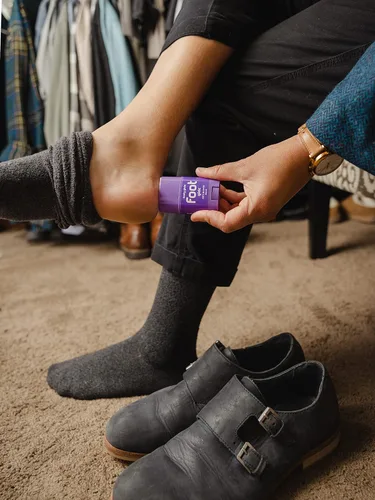 Vista 9 de Body Glide Barra antiampollas para pies prevención de ampollas para talones, zapatos, calzado deportivo, botas, calcetines y sandalias Úsalo