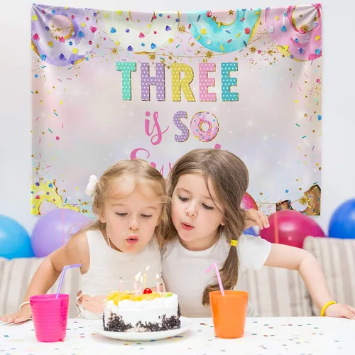Vista 2 de Mocsicka Telón de fondo de cumpleaños con texto en inglés "Three is so Sweet" para decoración de fiesta de cumpleaños de tercer cumpleaños