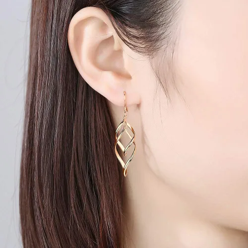Vista 2 de Desimtion - aretes chapados en oro con forma de onda, plata fina