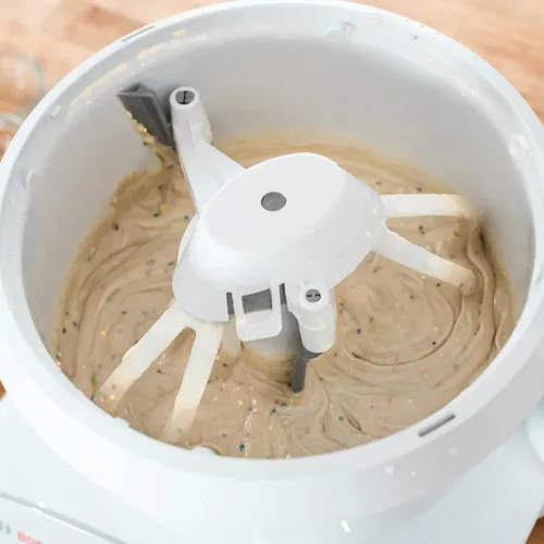 Vista 9 de Bosch Universal Plus- Batidora de pie con paquete de accesorios NutriMill Baker's Pack que incluye raspador de tazón, paletas para galletas