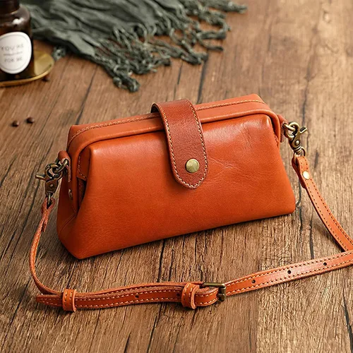 Vista 2 de Bolso médico de cuero vintage hecho a mano Bolso cruzado pequeño retro para mujer, bolso de teléfono con apertura única