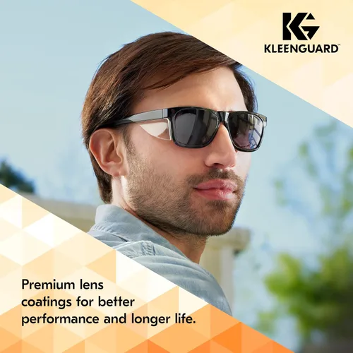 Vista 7 de KleenGuard™ V30 Maverick™ - Gafas de seguridad (49311), con revestimiento antivaho KleenVision™, lentes ahumadas, montura negra, gafas de sol unisex