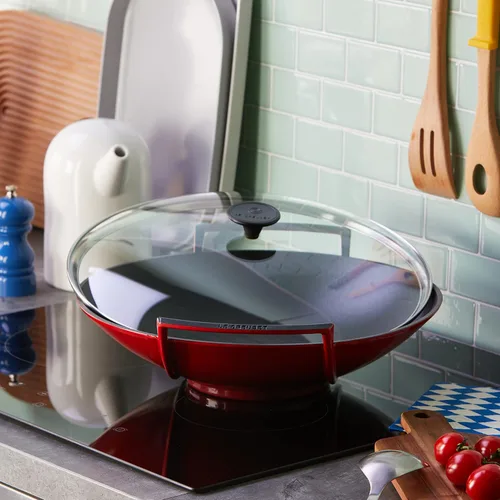 Vista 4 de Le Creuset Wok de hierro fundido esmaltado de 14-14 pulgadas con tapa de vidrio, cereza