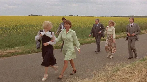 Vista 4 de Three Films by Luis Buñuel (The Discreet Charm of the Bourgeoisie, The Phantom of Liberty, That Obscure Object of Desire) (The Criterion Collection)