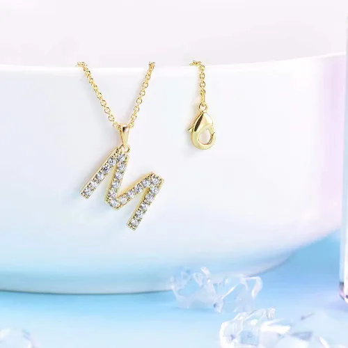 Vista 3 de Tarsus Collar con dije de inicial con zirconias cúbicas para mujeres y niñas.