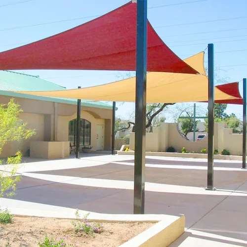 Vista 8 de E&K Toldo parasol tipo vela triangular de 10 x 10 x 14.1 pies, con bloqueo UV, para pérgola, patio, jardín, al aire libre (rojo)