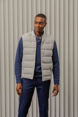 Vista 7 de Mizzen+Main Chaleco acolchado ligero resistente al agua para hombre, con botones frontales, colección York