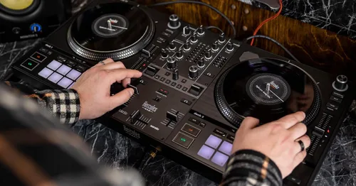 Vista 2 de Hercules DJControl Inpulse T7, controlador de DJ motorizado de 2 plataformas con control STEMS integrado, Serato DJ y DJUCED incluidos