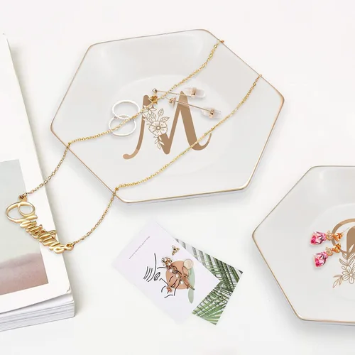 Vista 2 de CARAKNOTS Plato para anillos en M con inicial, regalos para amigas, plato de joyería personalizado de cerámica, regalos de cumpleaños, graduación