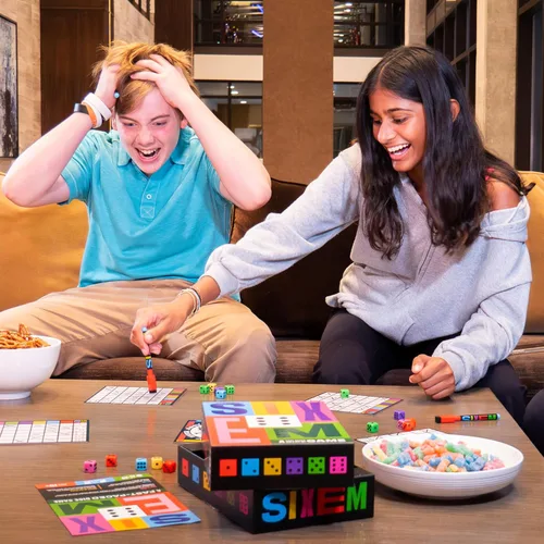 Vista 3 de Hootenanny Games Sixem Juego de dados Velocidad, estrategia y sabotaje para la noche de juegos Perfecto para juegos familiares 2-4 jugadores