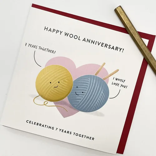 Vista 3 de Old English Co. Tarjeta de aniversario de boda para marido y esposa, bonita tarjeta de felicitación de aniversario de lana divertida, broma de humor