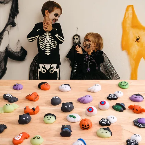 Vista 6 de Paquete de 50 bolsas de golosinas de Halloween, juguetes esponjosos Mochi, recuerdos de fiesta para niños, juguetes para la ansiedad Kawaii