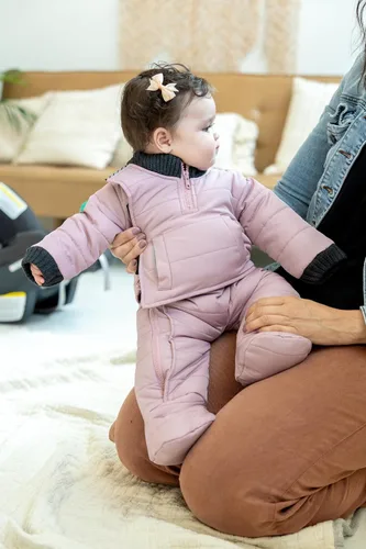 Vista 4 de Buckle Me Baby Coats Chaqueta de invierno de asiento de coche más seguro de cierre rápido para niño o niña, como se ve en Shark Tank