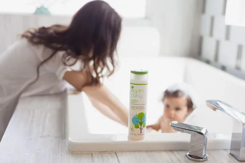 Vista 2 de Earth Baby Bubble Bath +, 8.4 onzas líquidas, hipoalergénico para pieles sensibles, natural y orgánico, probado por pediatras y dermatólogos, seguro