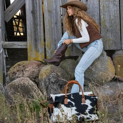 Vista 11 de Ranch Junkie Highlands Large Genuine Cowhide Weekender Cowhide Duffel