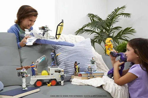 Vista 2 de Mattel Disney y Pixar Lightyear XL-01 Figura de acción de Buzz Lightyear, 12 puntos de articulación y accesorios, escala de 5 pulgadas