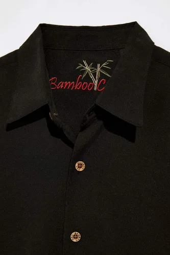 Vista 3 de Bamboo Cay Hombres bailando Hula manga corta bordado botón abajo tropical Camp camisa