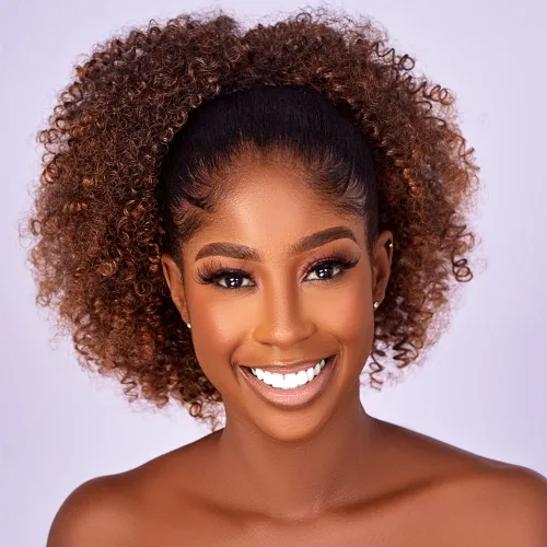 Vista 6 de Extensión de cola de caballo rizada con cordón para mujeres negras, extensiones de cabello sintético corto afro kinkys rizado con dos clips (1#)