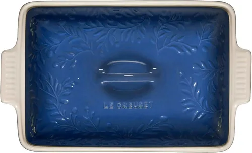 Vista 3 de Le Creuset Olive Branch Collection Heritage - Cacerola rectangular cubierta de cerámica, 4 cuartos de galón, Marsella con tapa en relieve
