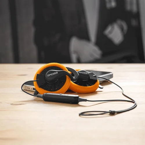 Vista 6 de Koss KSC35 Auriculares inalámbricos Bluetooth con clip para la oreja, USB-C, micrófono con control remoto de audio, batería de más de 18 horas