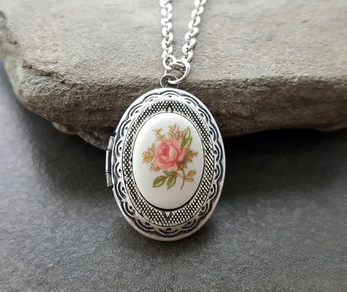 Vista 3 de Handmade Pink Rose Limoges Cameo Locket Necklace