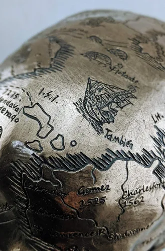 Vista 6 de Veronese Design Acabado en bronce Craniumografía Mapa del tesoro antiguo en la estatua del cráneo