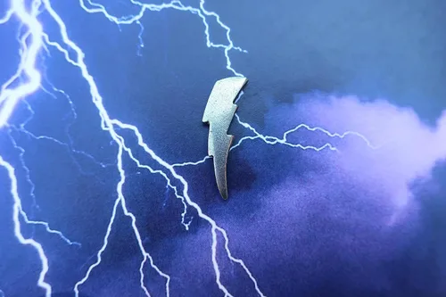 Vista 3 de Jim Clift Design Pin de solapa Lightning Bolt