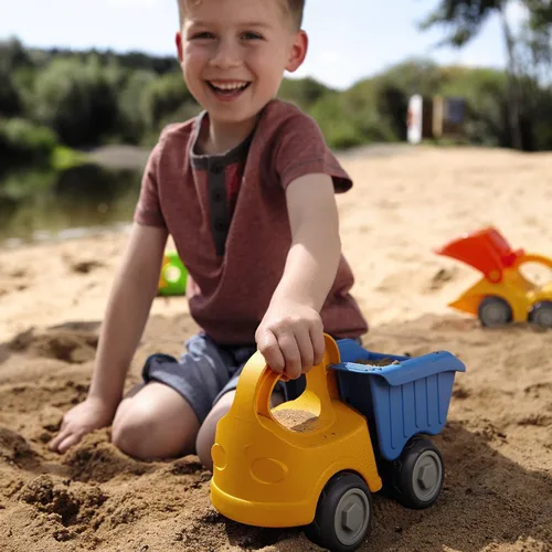 Vista 6 de HABA Camión volquete Juguetes de playa para niños pequeños, juguetes de construcción y artículos esenciales de playa para niños mayores de 18 meses