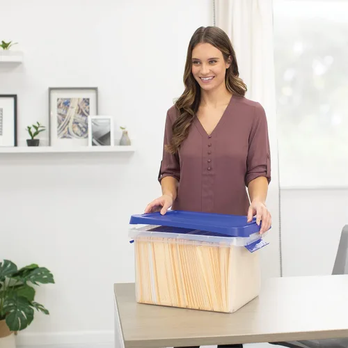 Vista 6 de Caja de archivo Bankers Box de plástico resistente de 20" para cartas Protect letter files in a tough plastic box with hanging rails that keeps