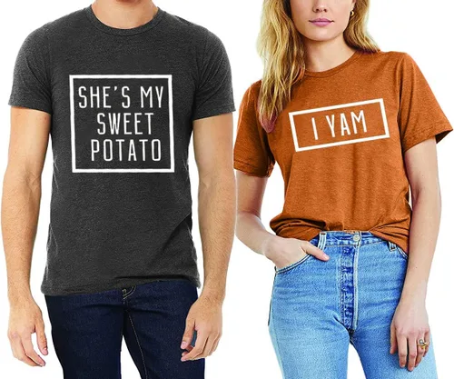 Vista 2 de Camiseta de manga corta con texto en inglés "She's My Sweet Potato I Yam" para parejas a juego para marido y esposa