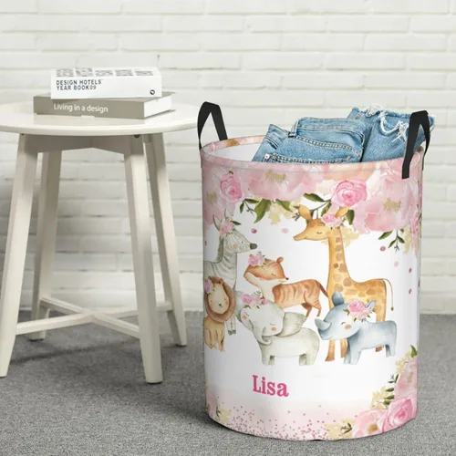 Vista 6 de Cesta de lavandería personalizada con diseño de jirafa, león y flores rosadas, con asas, impermeable, para decoración de dormitorio y baño.