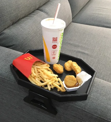 Vista 3 de Mesa con clip para brazo de sofá, bandeja para reposabrazos, soporte para bebidas/control remoto/refrigerios (plástico, negro)