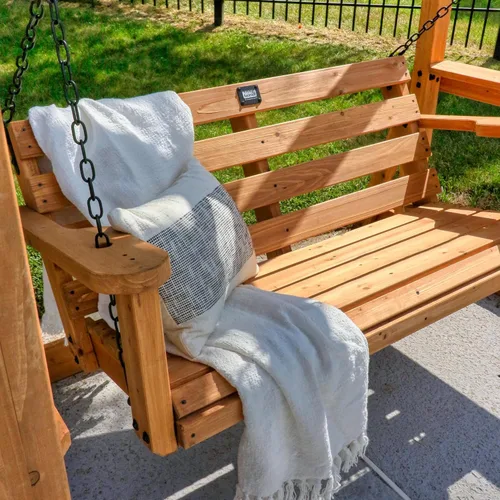 Vista 4 de Backyard Discovery Callahan - Pérgola Banco Oscilante de Madera de Cedro para Patio al Aire Libre de 8' x 5' con Enrejado, Asiento para Dos