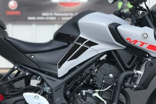 Vista 4 de labelbike - Kit de calcomanías de gel para cubierta de tanque de motocicleta 3D compatible con Yamaha MT03 a partir de 2020
