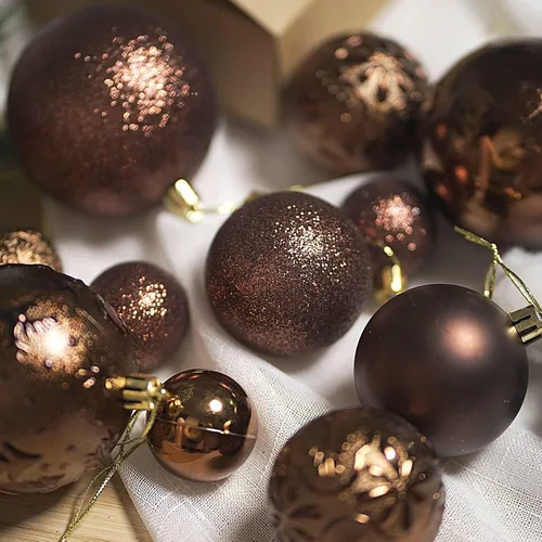 Vista 4 de Senjie Adornos de Navidad inastillables marrones, 32 bolas esféricas para árboles de Navidad
