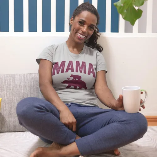 Vista 5 de Camiseta con texto en inglés "Mama Bear" para el Día de la Madre