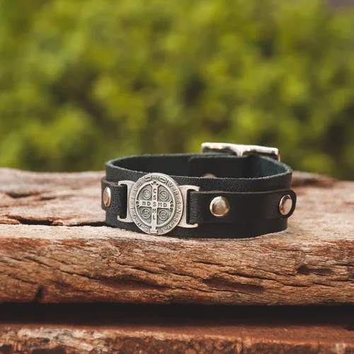 Vista 8 de Intercession Pulsera de protección de cuero genuino de San Benito fabricada en Brasil Madera