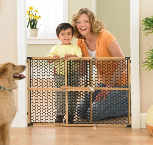 Vista 5 de Safety 1st Puerta de seguridad para bebés de bambú para puertas, puerta sin taladro con puerta, puertas para perros, se ajusta a 28"-42", 24