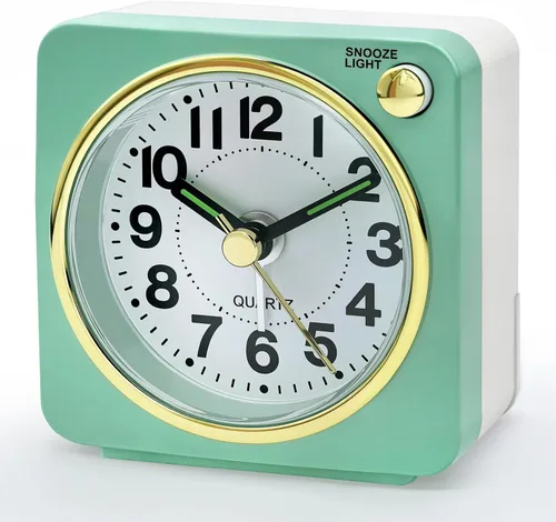 Vista 14 de Lamisola Mini reloj despertador de viaje, reloj despertador analógico de batería pequeña, relojes de mesita de noche para dormitorios, decoración