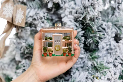Vista 5 de Adorno de invernadero de vidrio soplado a mano y adorno de carretilla, juego de 2 adornos de jardín de vidrio para árbol de Navidad