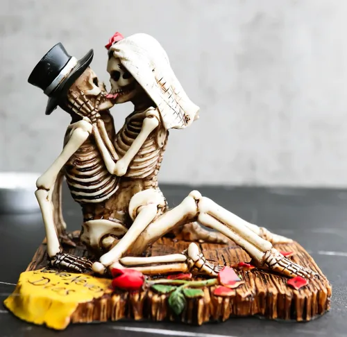 Vista 9 de Ebros Gift Love Never Dies Castaway Sea Stranded Wedding Skeleton Pareja Sexo en la playa Figura Día de los Muertos Halloween Decorativo San