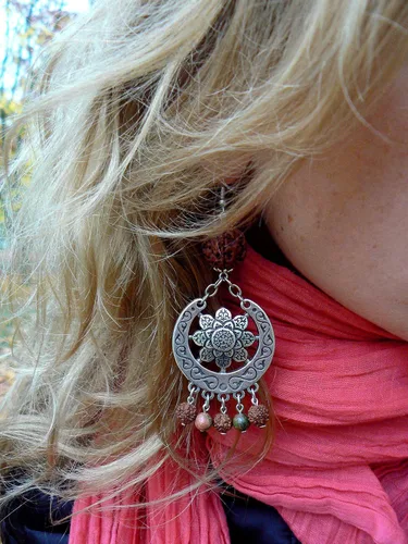 Vista 2 de Aretes de mandala con cuentas de Rudraksha y piedras de unakita, hechos a mano, flor de Shakti, semillas reales de 5 Mukhi Rudraksh, joyería