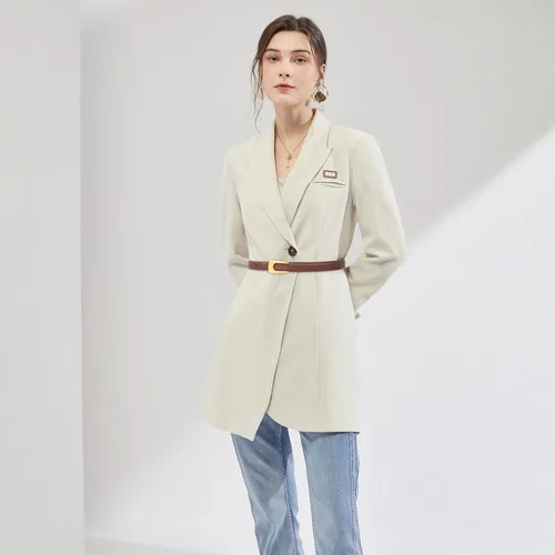 Vista 288 de Cinturón de cuero clásico con hebilla de metal para mujer con vestido de jeans
