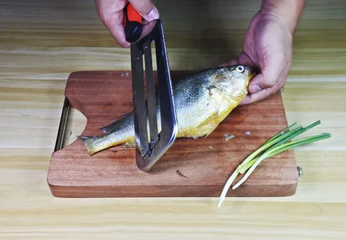 Vista 4 de Cortador de verduras Doble 2 rebanadas Cuchilla de corte Cuchillo de escamas de pescado Cuchillos limpiador de escamas de col Pepino Zanahoria
