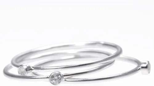 Vista 2 de uGems - Anillos apilables con circonita cúbica blanca, varios tamaños y metales.