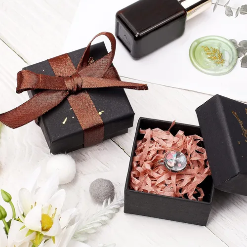 Vista 2 de NBEADS 12 cajas de joyería de cartón, 2 x 2 x 1.3 pulgadas, cajas de joyería de cartón con estampado dorado negro cuadrado negro con esponja negra